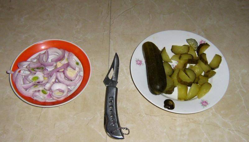3) Нарежьте лук полукольцами. Маринованный огурец необходимо нарезать небольшими кусочками.