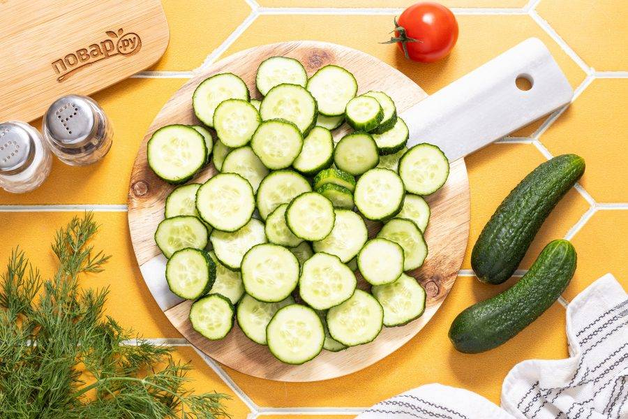 Огурцы нарежьте кружочками среднем толщины.
