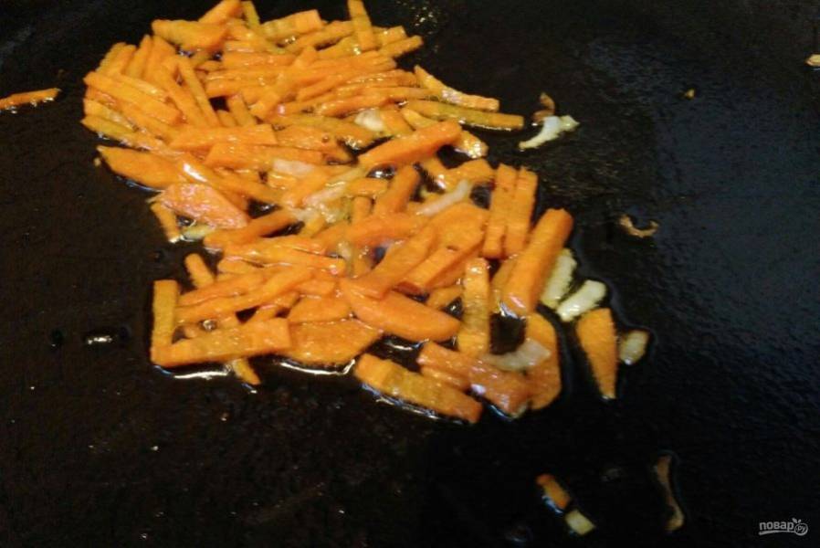 4. Затем обжарьте лук и морковь на растительном масле и отправьте к капусте. Теперь займитесь грибами.