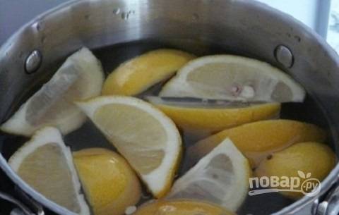 Готовим сироп. Растворяем сахар в воде, доводим до кипения и добавляем нарезанные дольками лимоны. Варим минут 15-20 на небольшом огне.