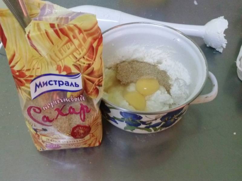 Кладем сахар.