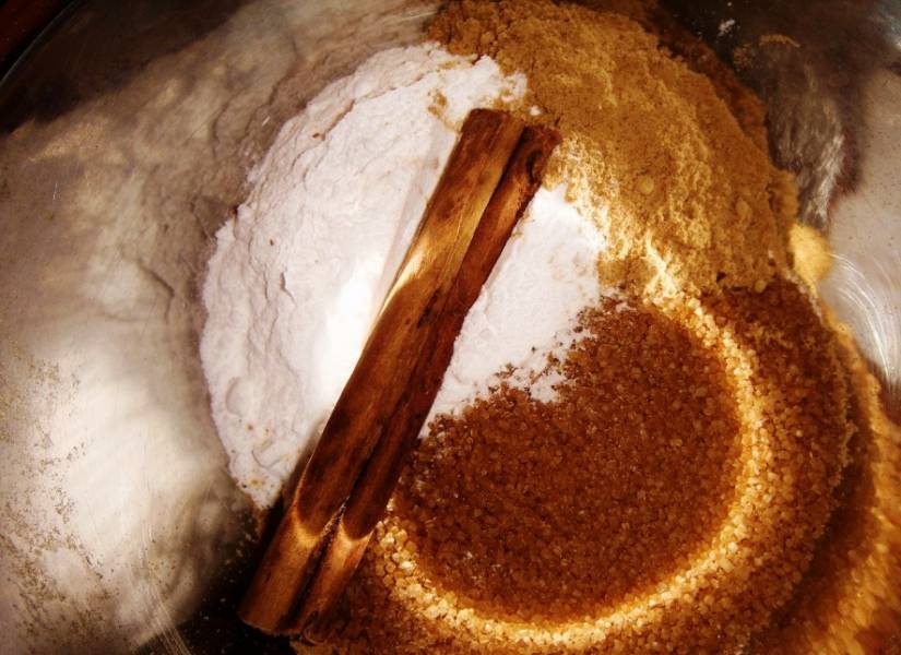 Смешайте коричневый сахар, сахарную пудру, палочку корицы и молотый имбирь.
