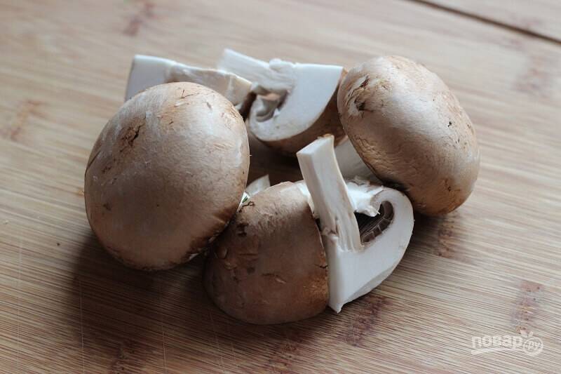 1.	Вымойте грибы, удалите край плодоножки и разрежьте каждый на 4 части.