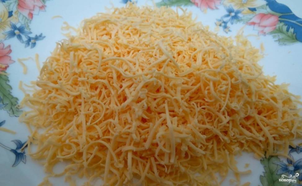 2.	Твердый сыр измельчаем на мелкой терке, можно использовать и плавленый при желании.