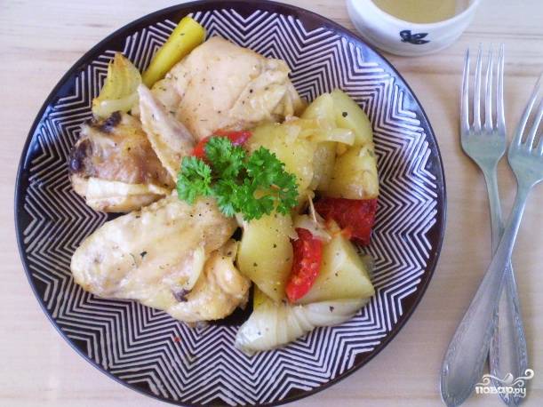 Курица, запеченная с овощами и травами в духовке