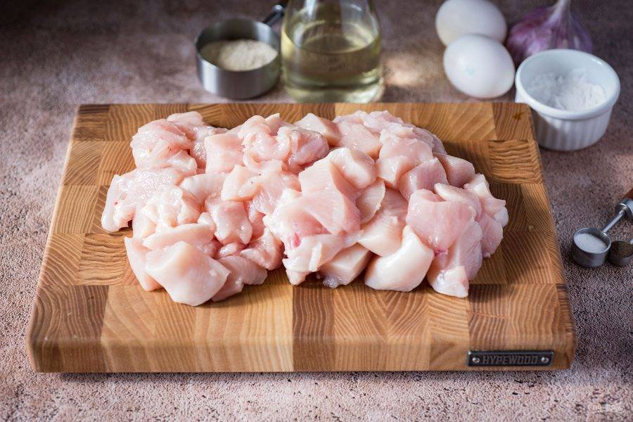 Мясо нарезаем небольшими кубиками.