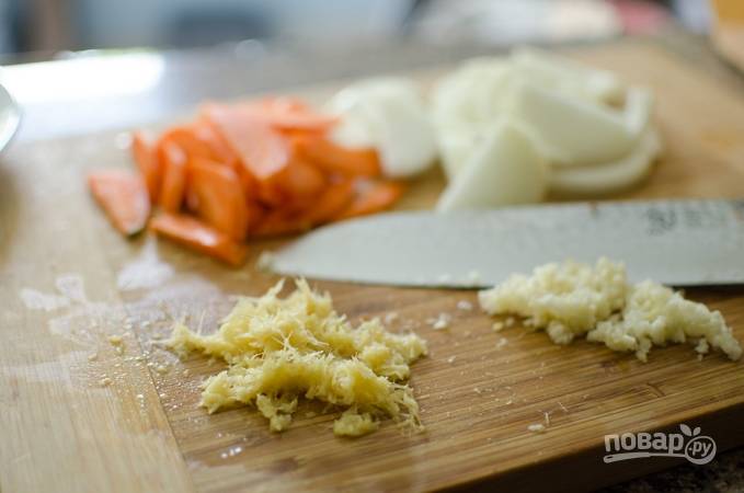 1. Очистите и измельчите лук, морковь, имбирь, чеснок. 