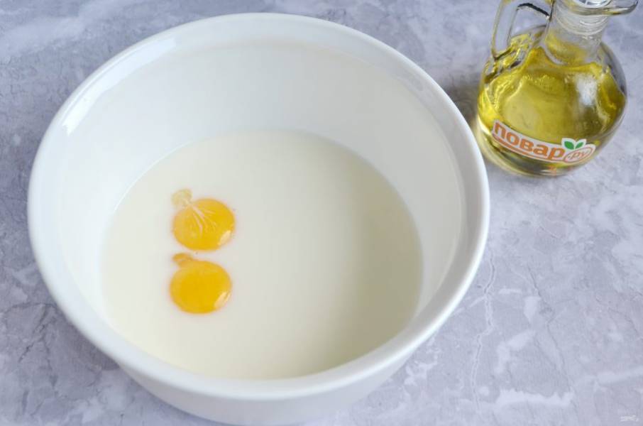 3. Яйца разделите на белки и желтки. Молоко соедините в желтками, размешайте.