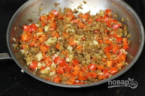 3. В ту же сковороду добавьте ложку масла и  лук, приправьте солью и перцем. К размягченному луку добавьте сладкий перец и чеснок, готовьте овощи еще минут 5-7.