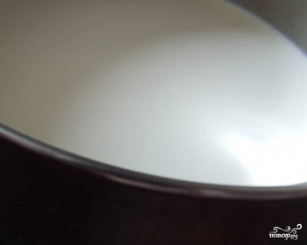 Для каждого слоя отдельно нагрейте по описанным пропорциям сливки с молоком.