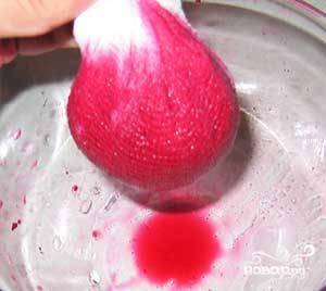 Отжимаем из ягоды сок в отдельную посуду. отжимать лучше через марлю сложенную в несколько раз.