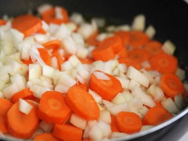 Обжарьте лук до полупрозрачного состояния, затем добавьте морковь и тушите минуты 4. 