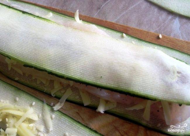 Сперва с помощью овощечистки необходимо вырезать длинные пластины из цуккини - как на фото. Толщина пластины должна быть около 0,5 см, длина - чем больше, тем лучше.