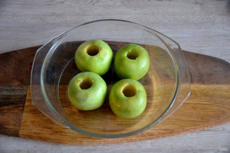 Яблоки очистите от сердцевины, выложите в жаропрочную посуду, запеките в микроволновой печи 5-7 минут.