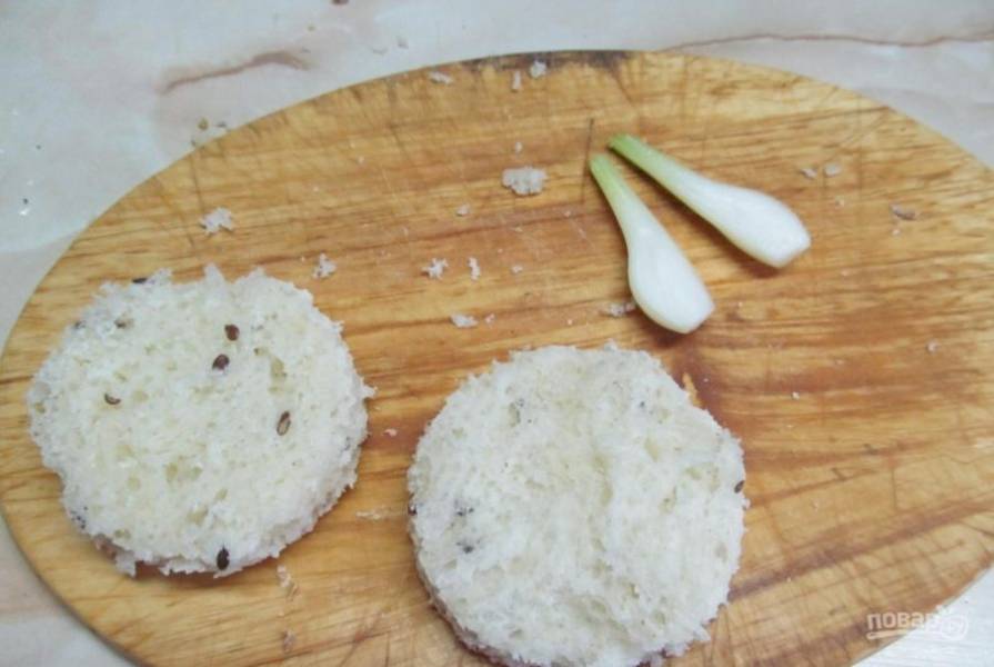Хлеб обжарьте на сковороде без масла. Лук тоже обжарьте только в масле, разделив его на 2 части.