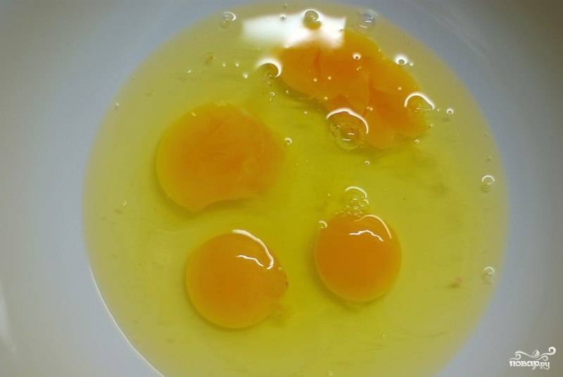 в удобную глубокую посуду разбиваем яйца.