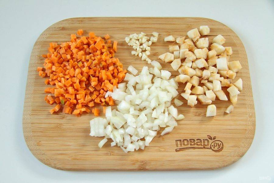 2. Лук, морковь и яблоко нарежьте кубиками.
