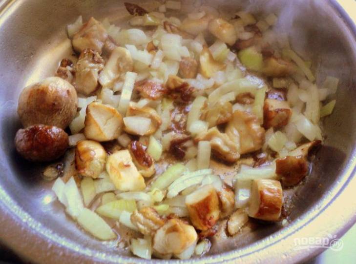 2.	Очистите и нарежьте лук. Обжарьте лук с грибами на сковороде с добавлением подсолнечного масла до готовности, посолите.
