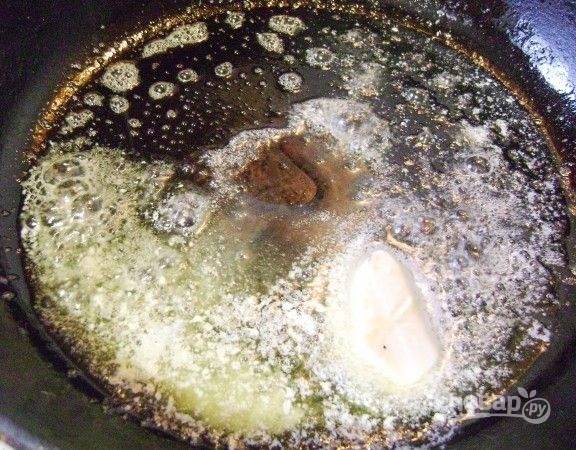 4. На сковороде растопите сливочное масло. Всыпьте муку, обжарьте до легкого золотистого цвета. 