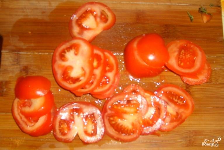 Лук нарезаем кольцами, а помидоры кружочками. 