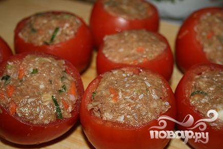 3. Начинить подготовленные помидоры, сложить их на противень и отправить в духовку на 30 минут при температуре 180-190 градусов.