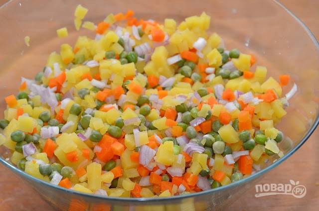 3.	Измельчаю кубиками картошку, морковку, лук и добавляю отварной зеленый горошек, перемешиваю.
