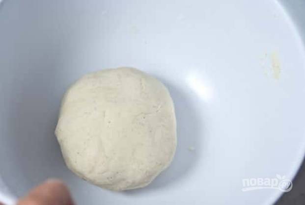3.	Сформируйте из теста шар, она должен получиться гладким. Оберните тесто пищевой пленкой и оставьте на 1 час.  