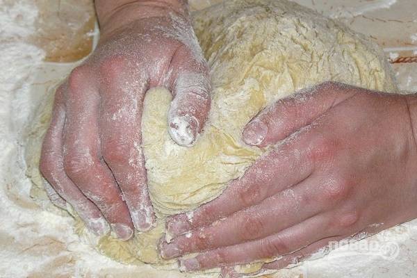 2. Тщательно вымешайте тесто руками, чтобы оно было мягким и эластичным. Муку лучше добавлять не сразу всю, а подмешивать по необходимости.
