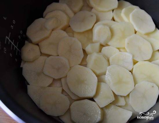 Добавьте оставшиеся кружочки картошки. Выкладывайте их равномерно, чтобы не было "просветов". Присолите немного картофель по своему вкусу. 