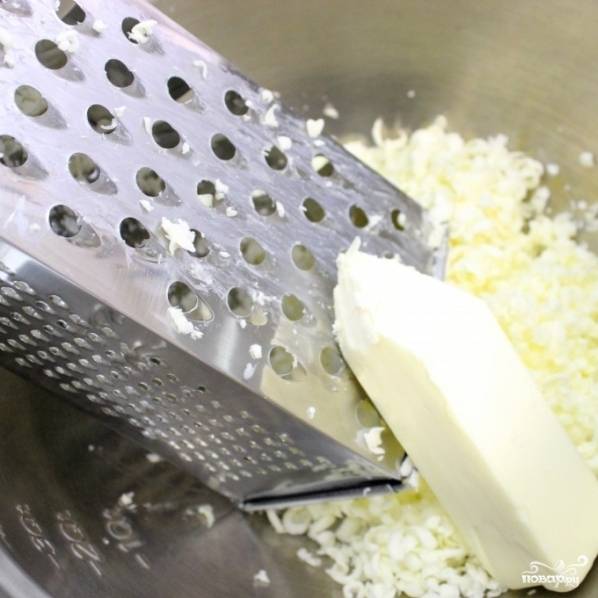 1. Масло нам понадобится замороженное. Натрите его в миску на свекольной терке. Так легче будет замесить тесто.