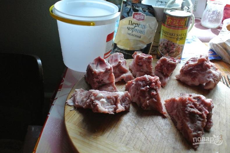 Нарежьте свинину порционными кусочками.
