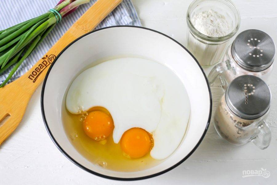 Куриные яйца вбейте в глубокую емкость, влейте туда же кефир любой жирности, воду, посолите. Взбейте все венчиком или вилкой.