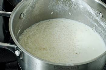 3. Далее отправить рис в кипящее молоко и продолжать томить на  малом огне.
