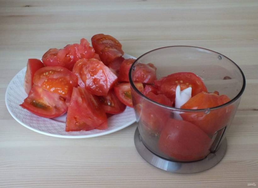 Чистые помидоры измельчите в блендере.