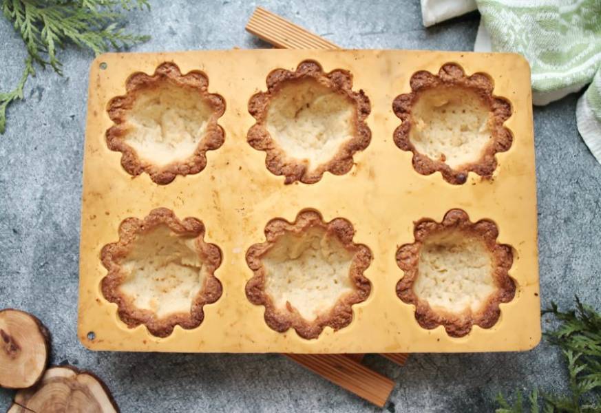 Как приготовить Песочные пирожные корзиночки с яблоками и сгущенкой просто рецепт пошаговый