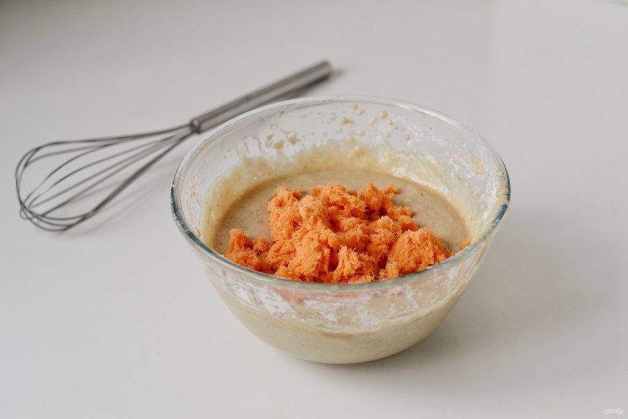 Добавьте в тесто тертую морковь, перемешайте до однородной консистенции. 