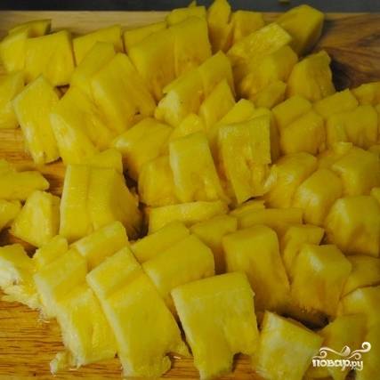 Чистим и нарезаем небольшими кубиками или кусочками ананас.