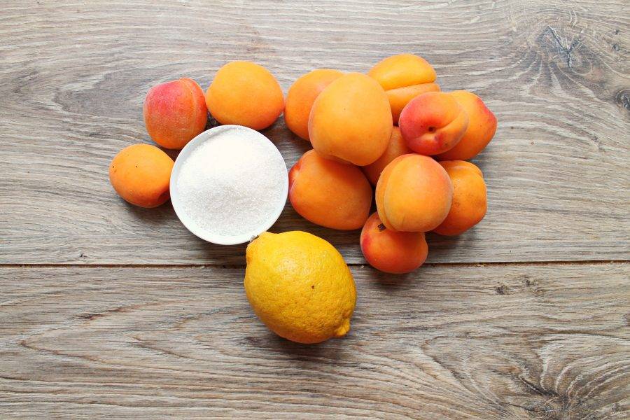 Подготовьте все необходимые ингредиенты для приготовления джема из абрикосов с лимоном. Лимон тщательно вымойте в горячей воде с мягкой щеткой и обсушите.