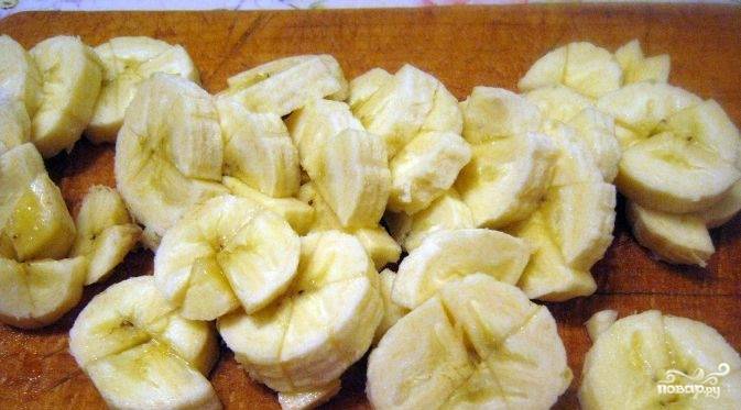 Отсавшиеся бананы нарезать кусочками для начинки.