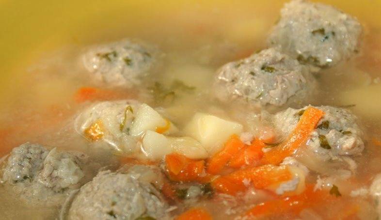 Варите до готовности картофеля и фрикаделек. Готовый суп снимите с огня и дайте настояться 10 минут под крышкой. Приятного аппетита!