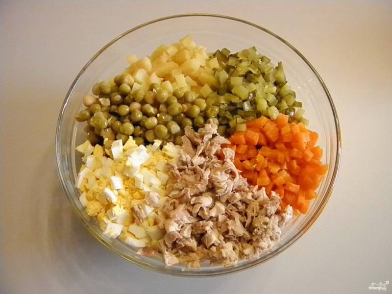 Возьмите глубокую тару для смешивания салата. Сложите в неё все ингредиенты салата. 