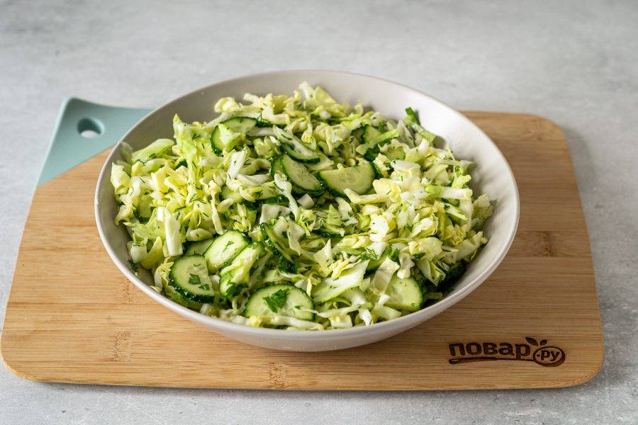 Соедините все ингредиенты вместе, посолите. Заправьте салат растительным маслом, все перемешайте. Дайте ему постоять 10 минут, затем подавайте к столу.