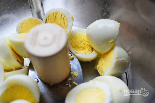 1. Сварите яйца вкрутую, разрежьте их напополам.
