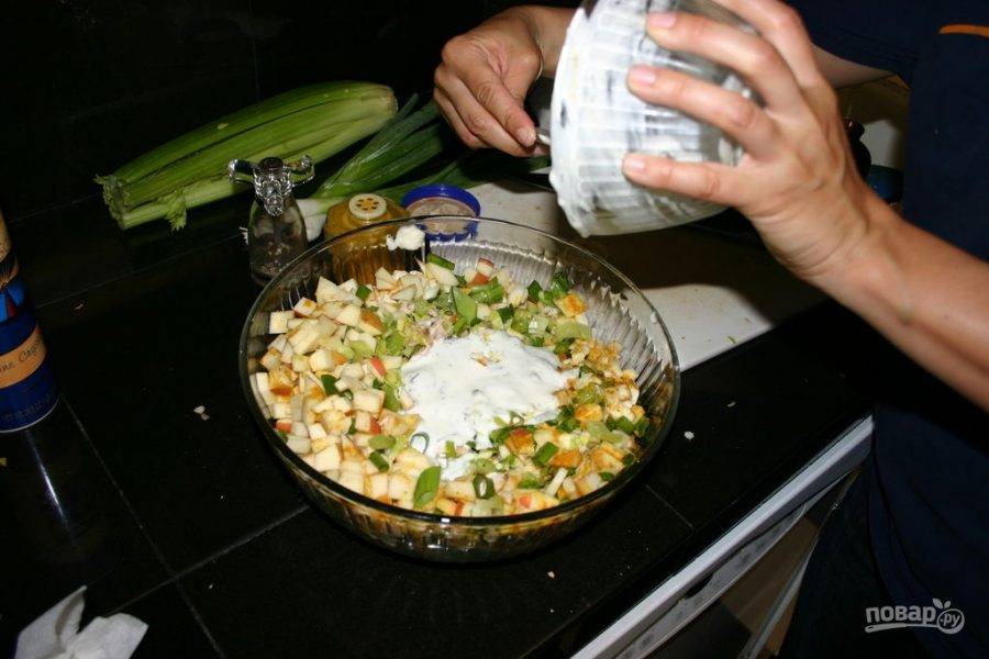 8.	Перемешиваю салат и заправляю майонезом, если будете есть не сразу, то майонеза добавляйте чуть больше.