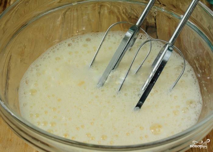 2.	В отдельной емкости взбейте яйцо до получения пены. Затем добавьте сахар и продолжайте взбивать до образования густой пышной массы.