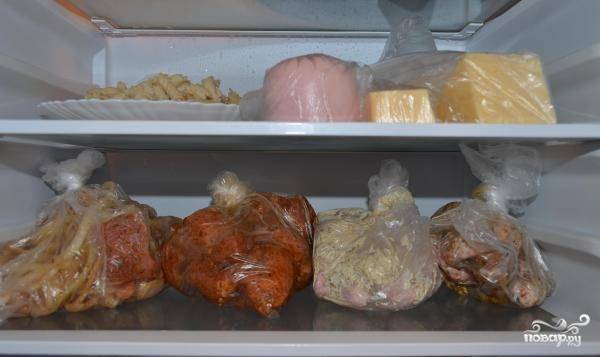 Оба вида мяса переложите в два разных пакета. Закройте их и оставьте в холодильнике на 8 часов.