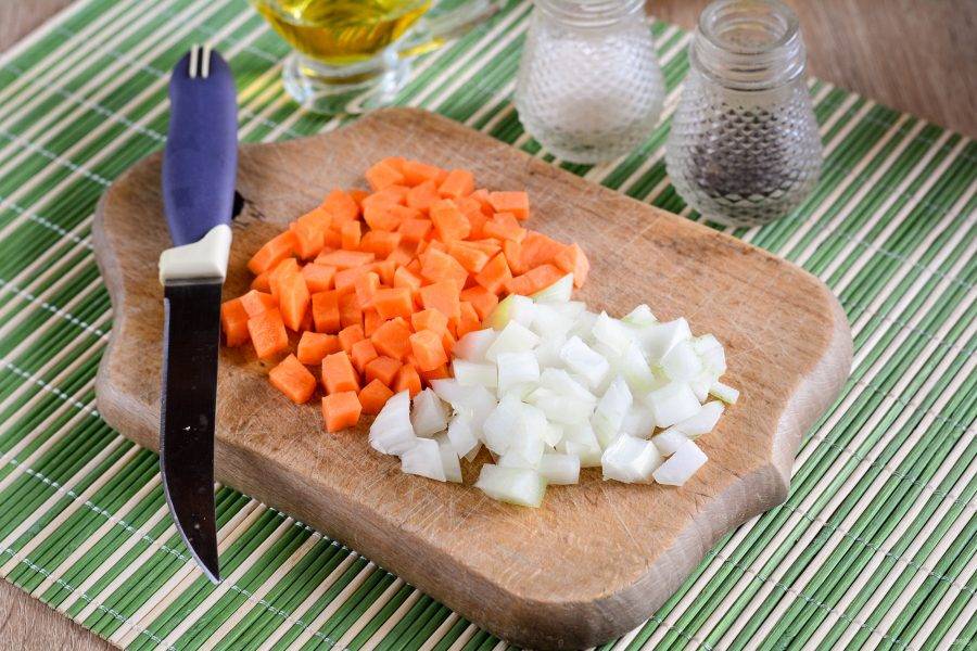 6. Овощи для зажарки – морковку и репчатый лук – нарежьте мелким кубиком.