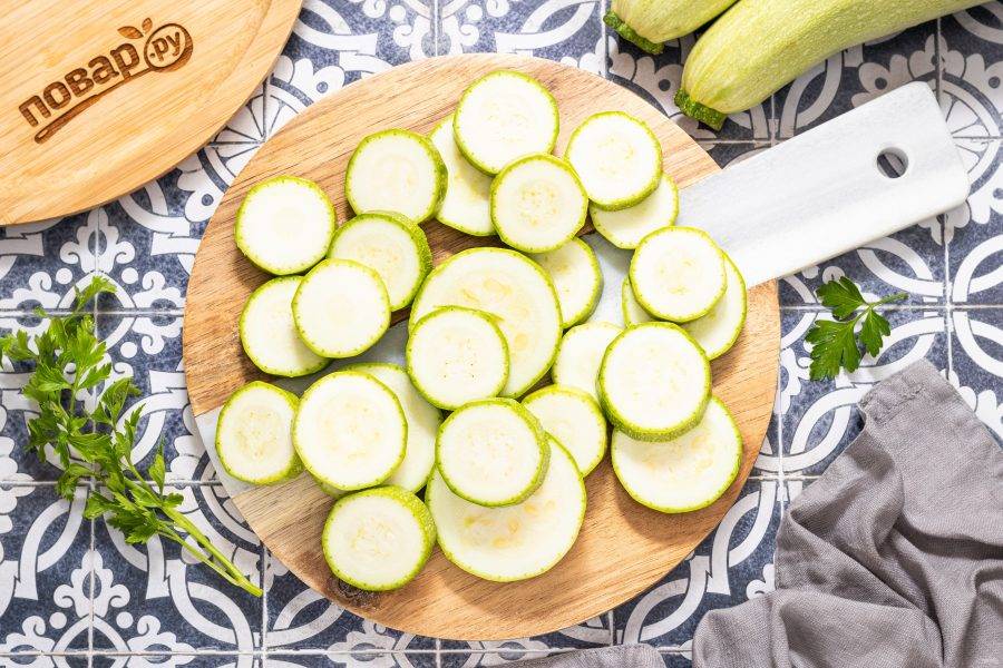 Кабачки помойте, нарежете на кружочки толщиной примерно 1 см.