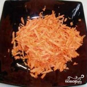 Очищенную морковь потрите на крупной терке.
