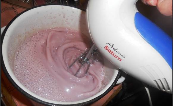 3. А теперь в отдельной посуде взбиваем йогурт и сахар, постепенно вливая желатин. Лучше всего это сделать при помощи миксера.